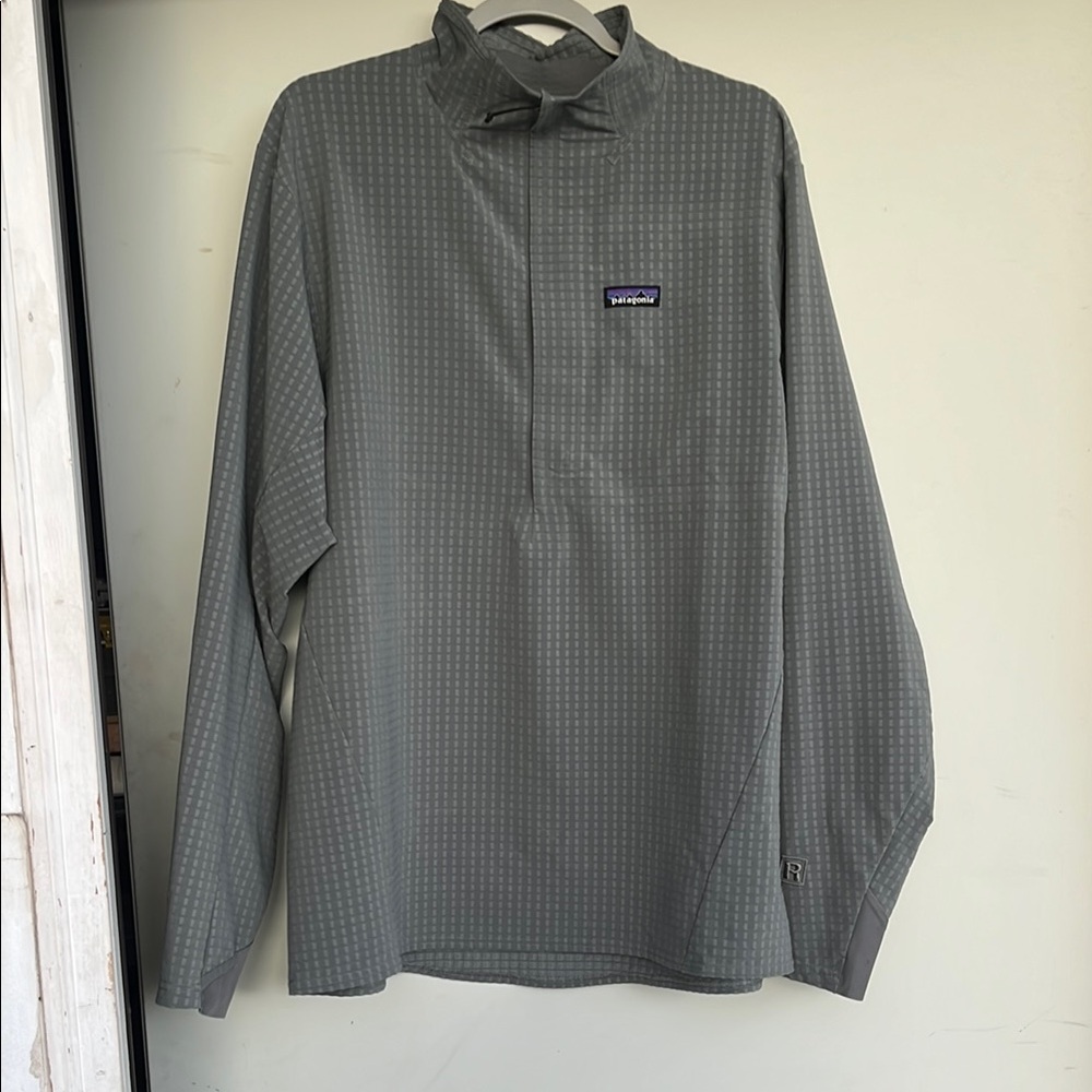 Gray Patagonia men’s pullover half-zip